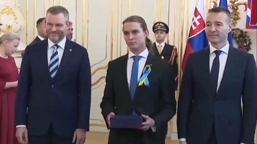 Slovak student wearing Ukrainian ribbon refuses to shake hands with president – video