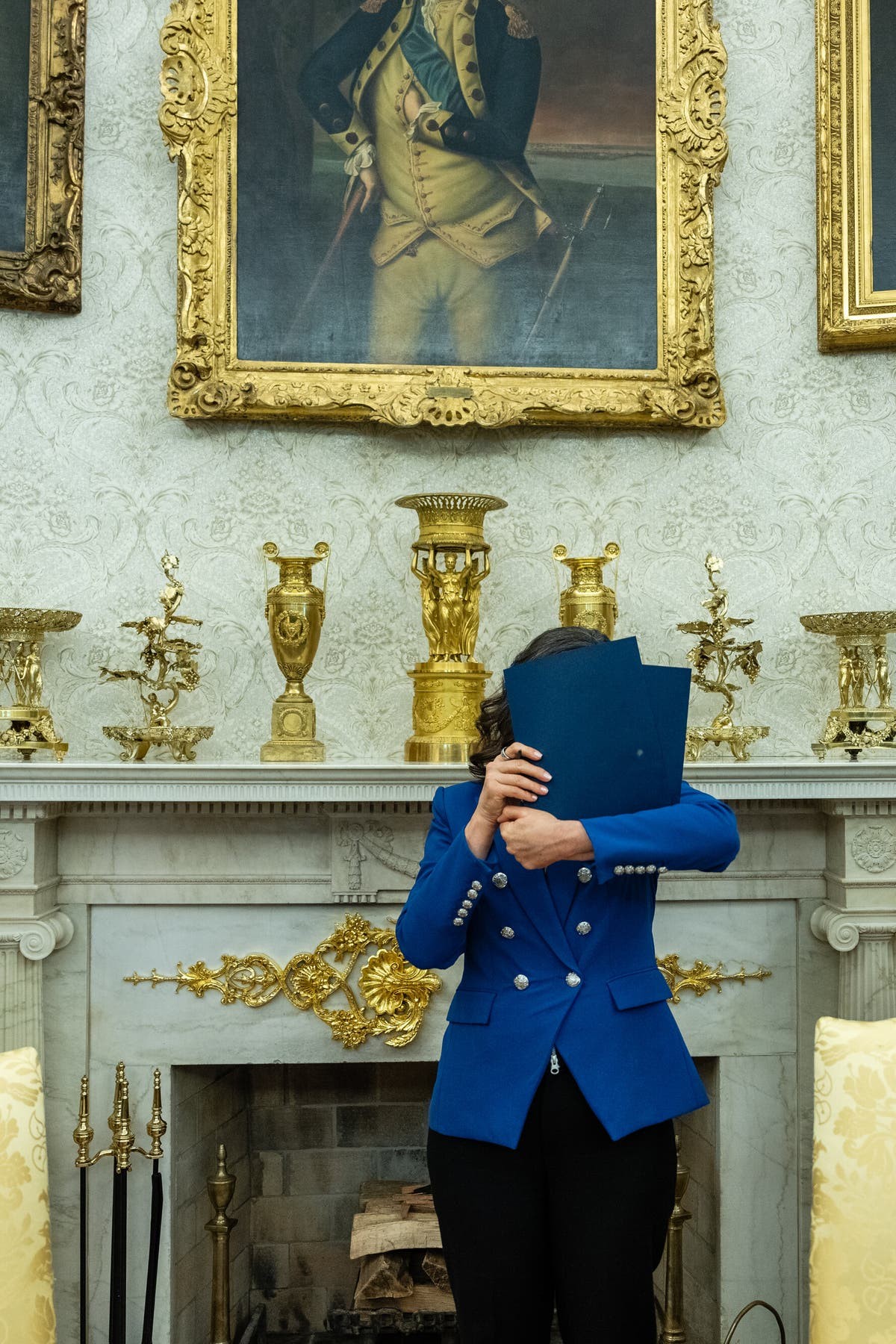 Gretchen Whitmer hiding face White House